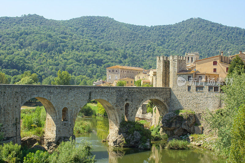 Besal吗?- Riu Fluvi桥?