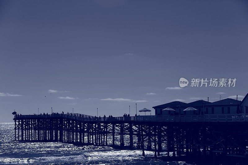 蓝色调的太平洋海滩水晶码头