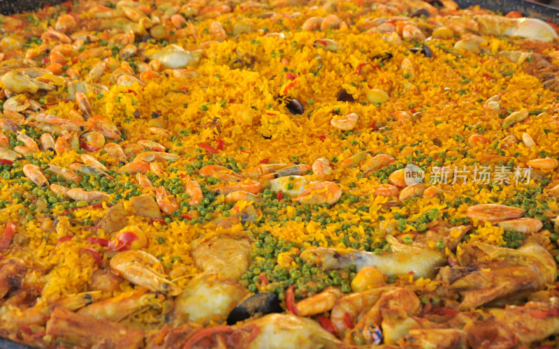 市场上用平底锅煮的海鲜饭