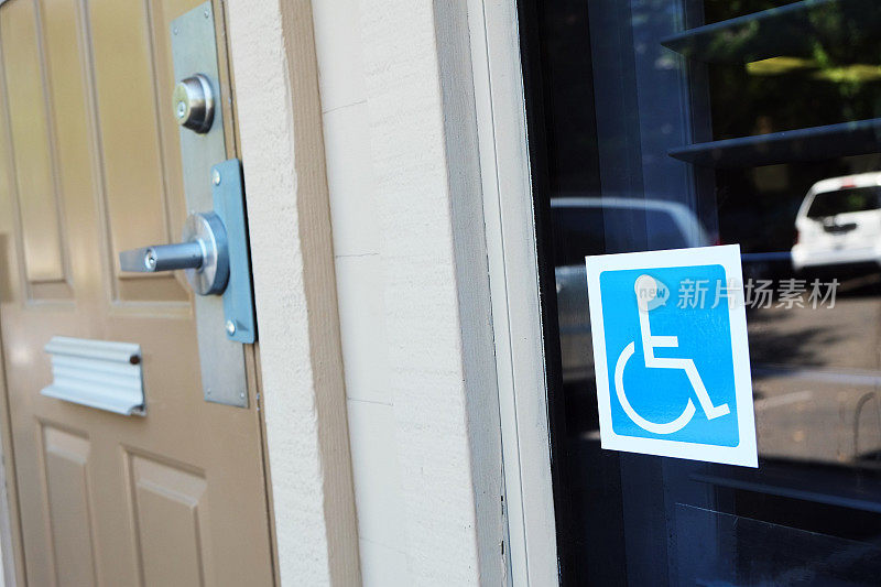 商务入口处的残疾人通道标志