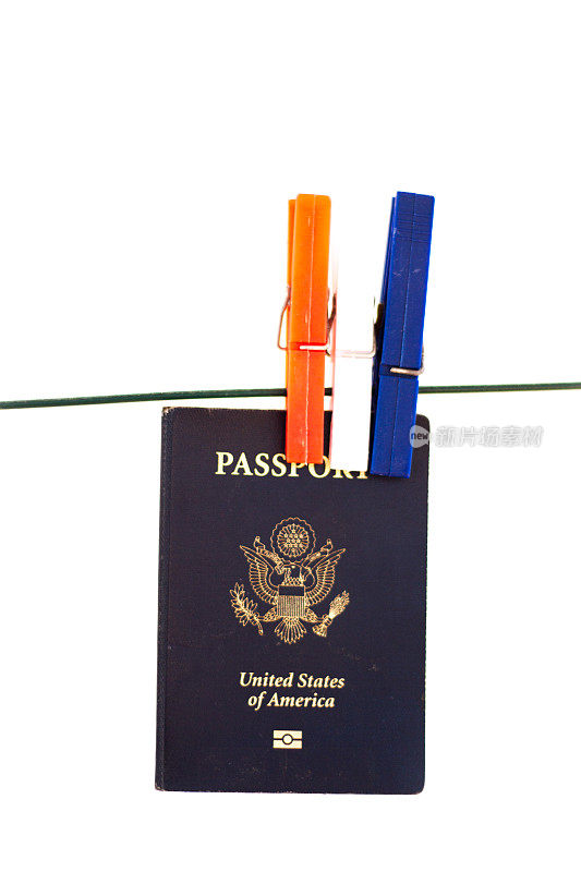 洗衣线上的美国护照;红、白、蓝衣夹