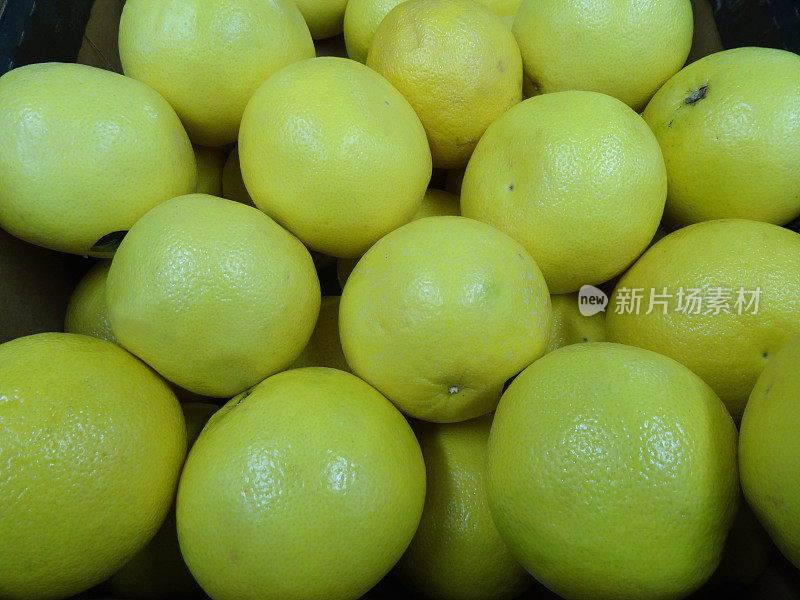 超市、水果店里新鲜、成熟、未上蜡的黄色葡萄柚的形象