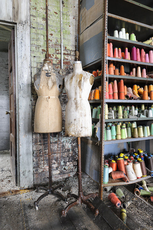 人体模型和彩色线轴，废弃的美国缝纫工厂