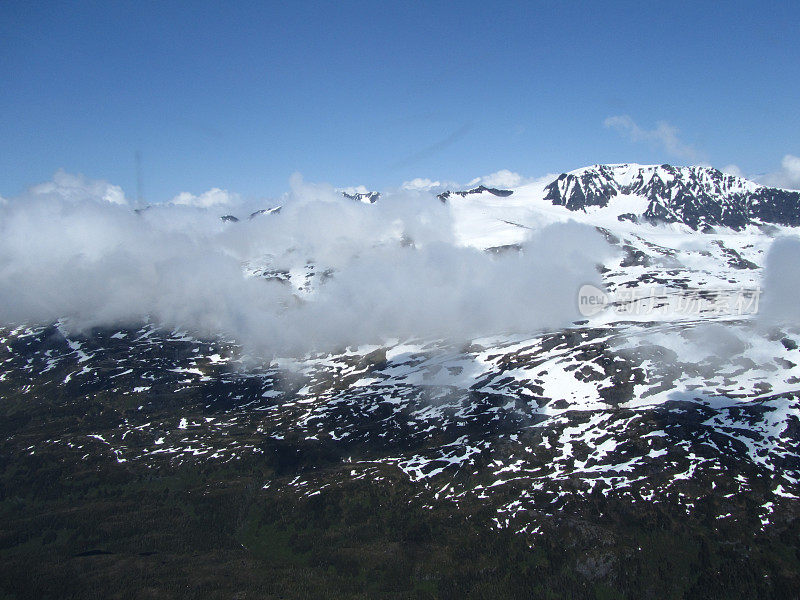 从空中俯瞰阿拉斯加的山顶