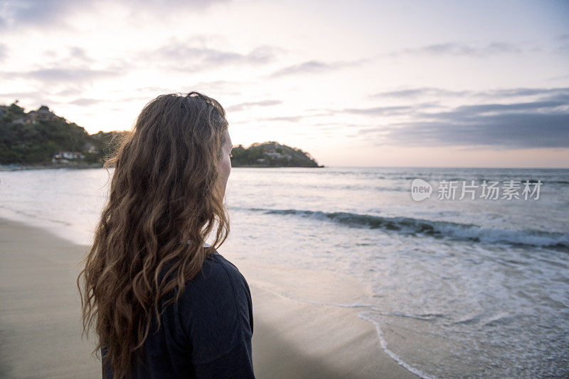 30多岁的加拿大女人在墨西哥看海洋Sayulita