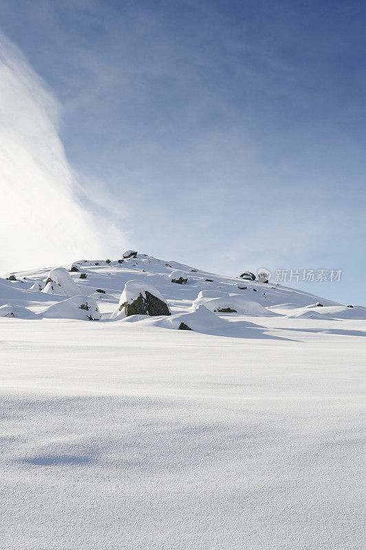 Jotunheimen国家公园里白雪覆盖的巨石