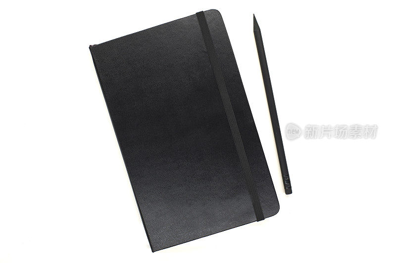 黑色的笔记本和一支铅笔