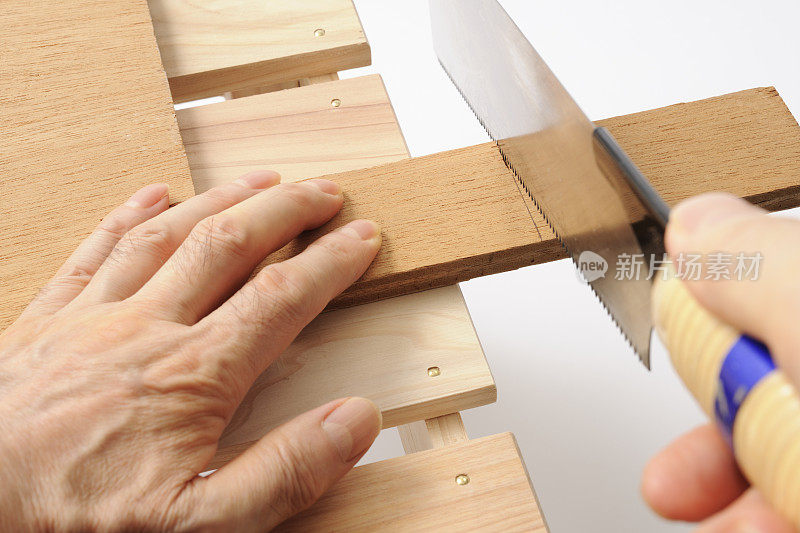 木工在白色背景上切割带有工作台的木板