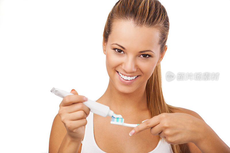微笑的女性正要刷牙