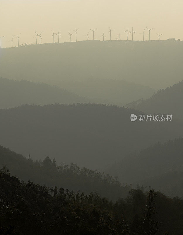 多山的景观和风电场在背景