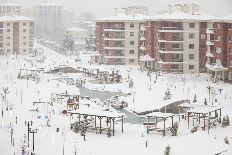 清晨雪中的水池和建筑物