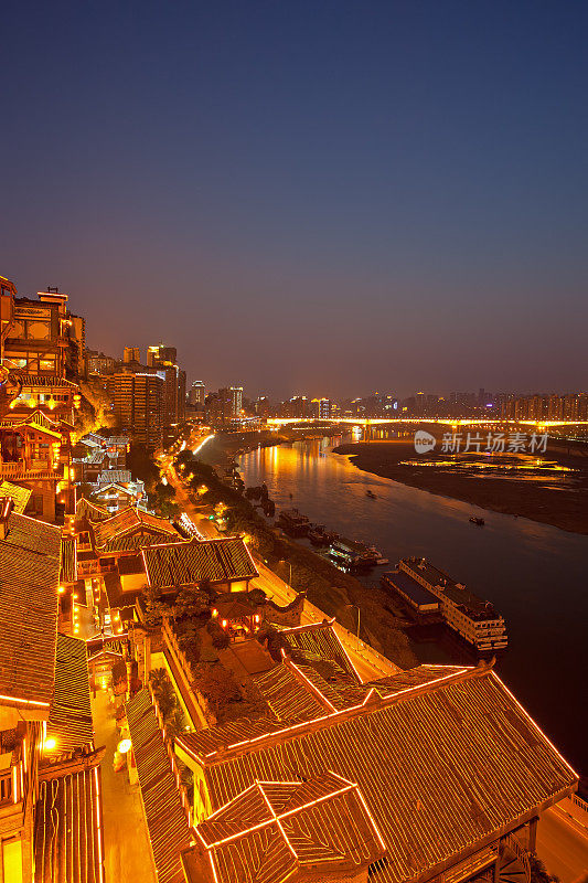 中国重庆夜晚的中式屋顶