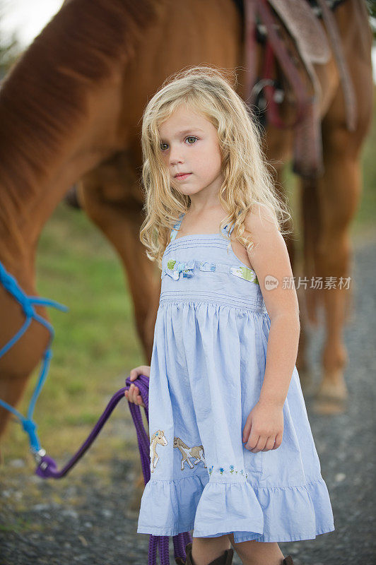 小女孩牵着大马，三岁