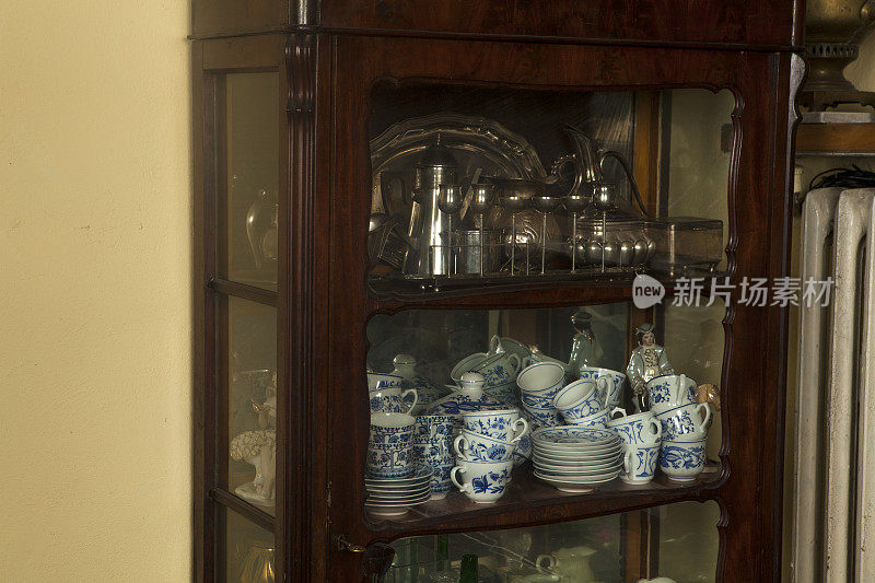 古董餐具镀银，杯子，器皿和瓷器