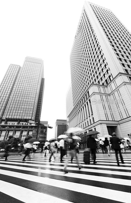 多雨的上班族