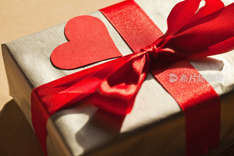 情人节的礼物盒，上面有红心