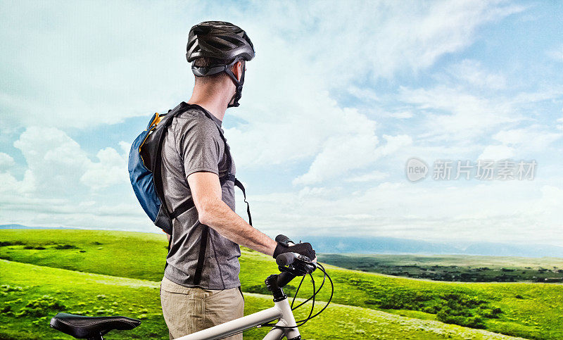 骑自行车的人站在大角山的侧视图