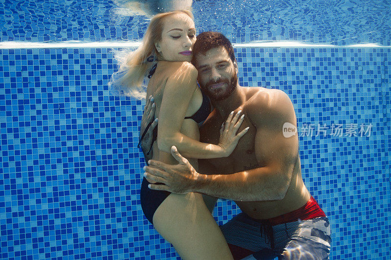 水下情侣相爱男人和女人在游泳池里