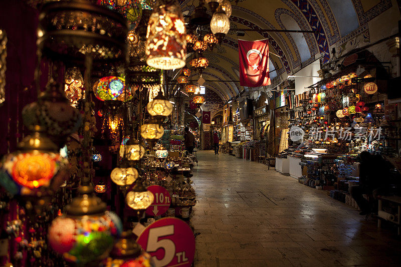 土耳其伊斯坦布尔大集市上的传统灯笼