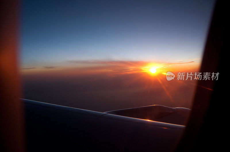 飞机窗外的日落