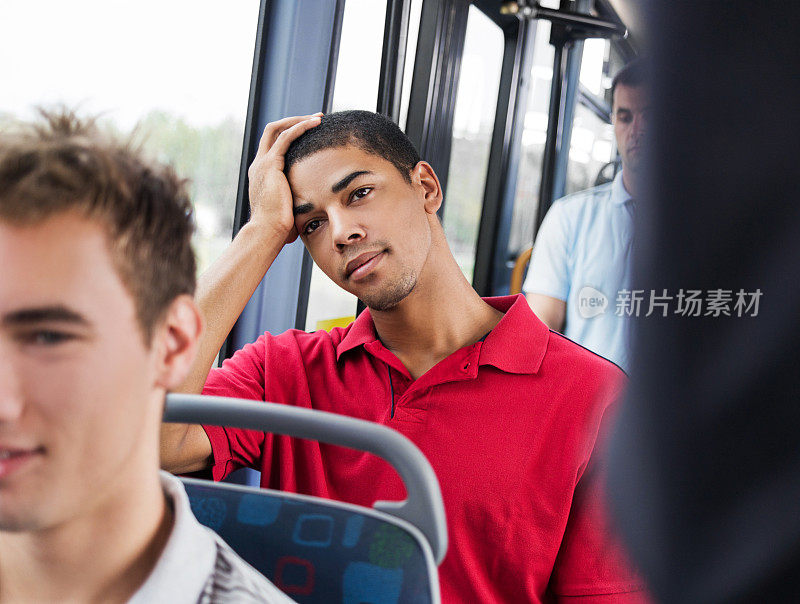 非裔美国少年乘巴士旅行。
