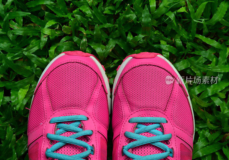 粉红色的运动鞋