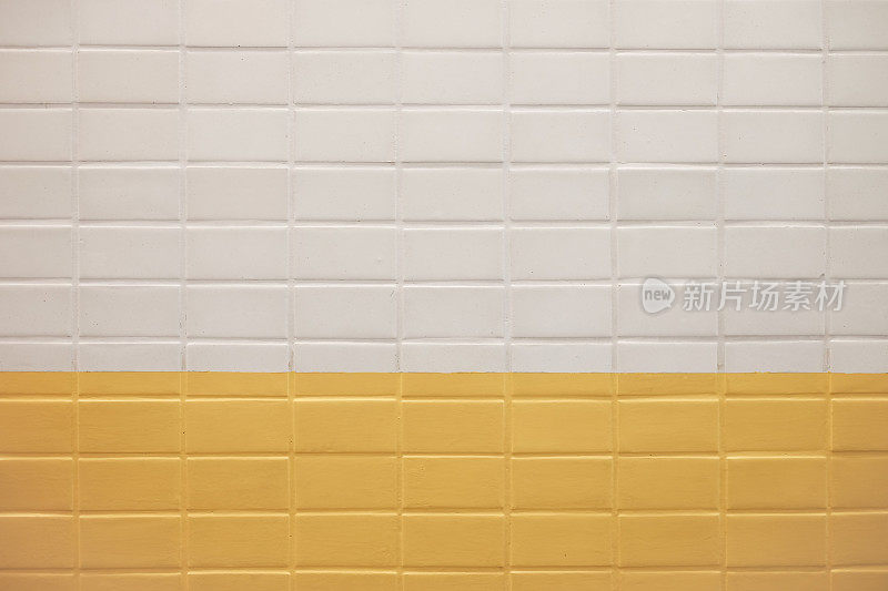 地铁墙背景用白色和黄色瓷砖纹理
