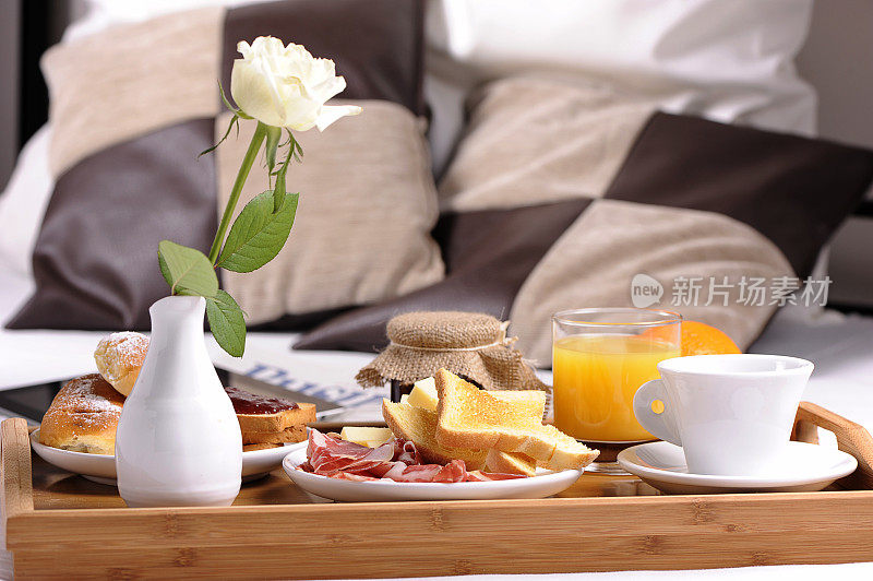 卧室托盘和早餐的照片