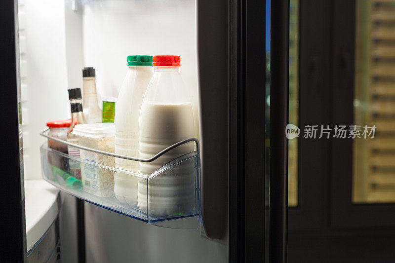 冰箱门与乳制品在夜间