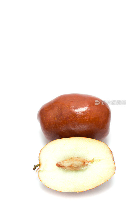 在白色的背景上分离出完整的和切片的unabi浆果