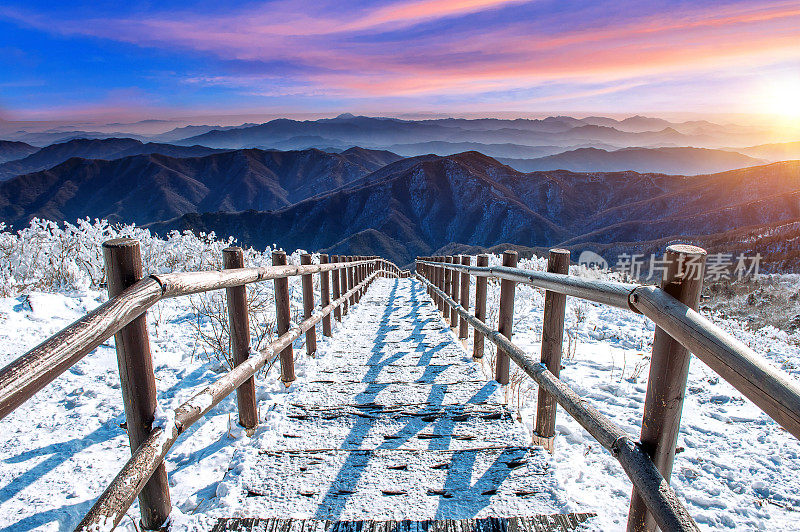 美丽的日出和楼梯在德岳山。