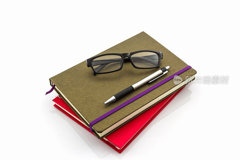 一组书，笔和眼镜。