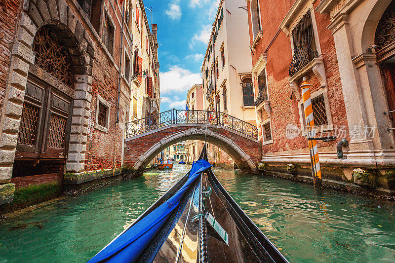 从贡多拉上欣赏威尼斯的运河景色