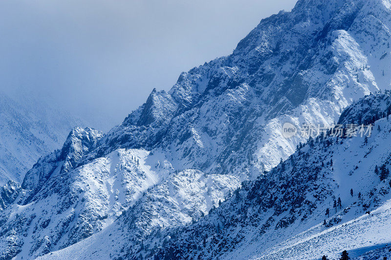 清理暴风雪，东内华达山脉