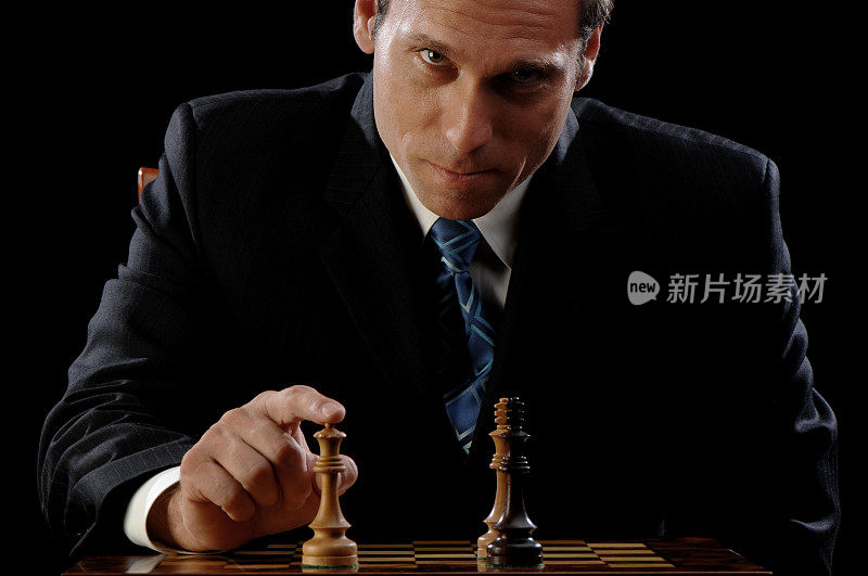 男子象棋棋手做出获胜的一步棋