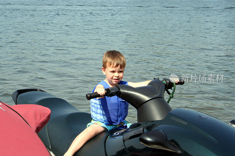 驾驶水上摩托的孩子