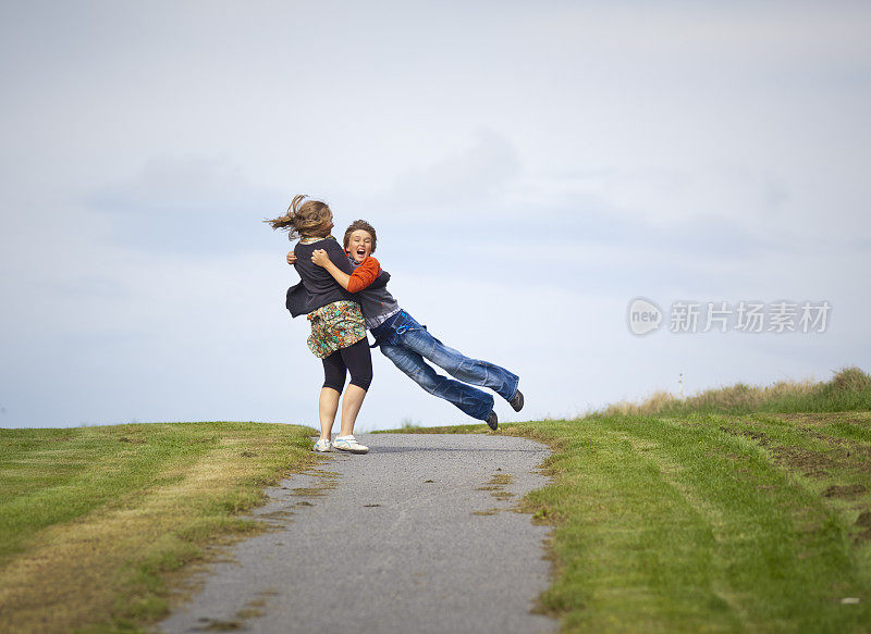 孩子们在长满草的小山地平线上玩耍