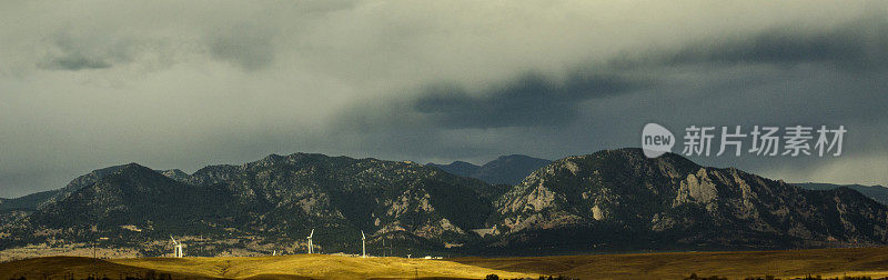 熨斗山脉前面的风力涡轮机