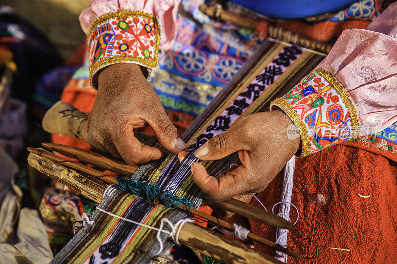 在秘鲁科尔卡峡谷附近编织的秘鲁妇女