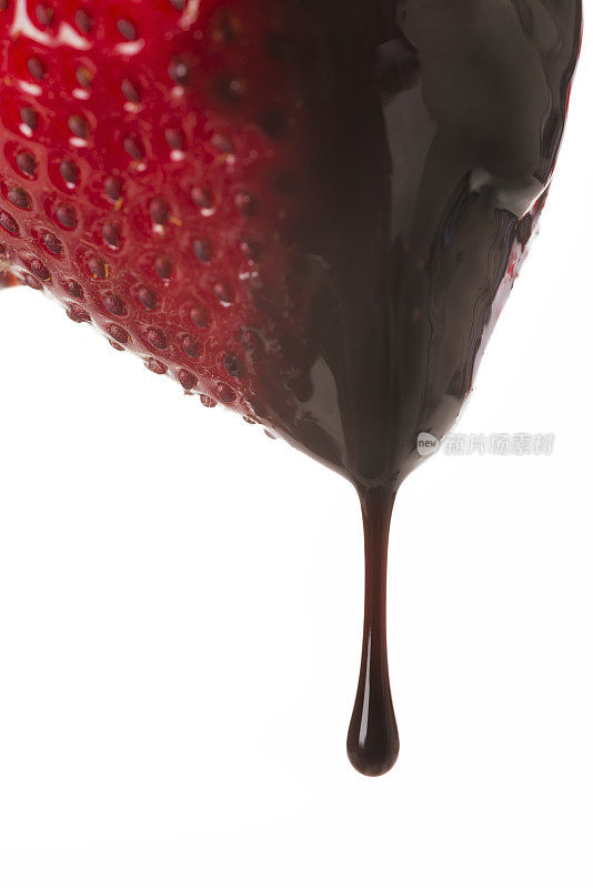 草莓和巧克力滴下来的特写