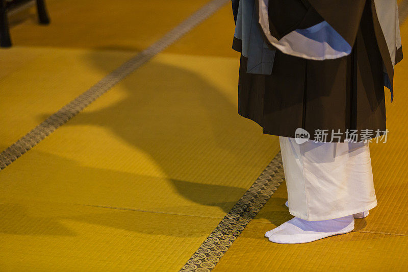 在传统日本寺庙里祈祷的佛教僧侣