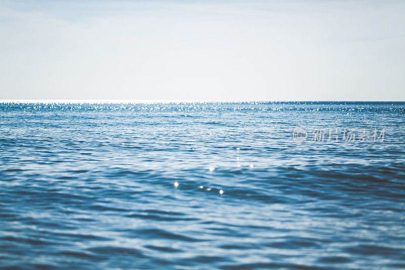 海滩的水面上有小波浪