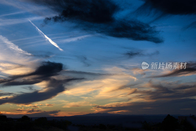 美丽的日落天空和地平线上的云朵