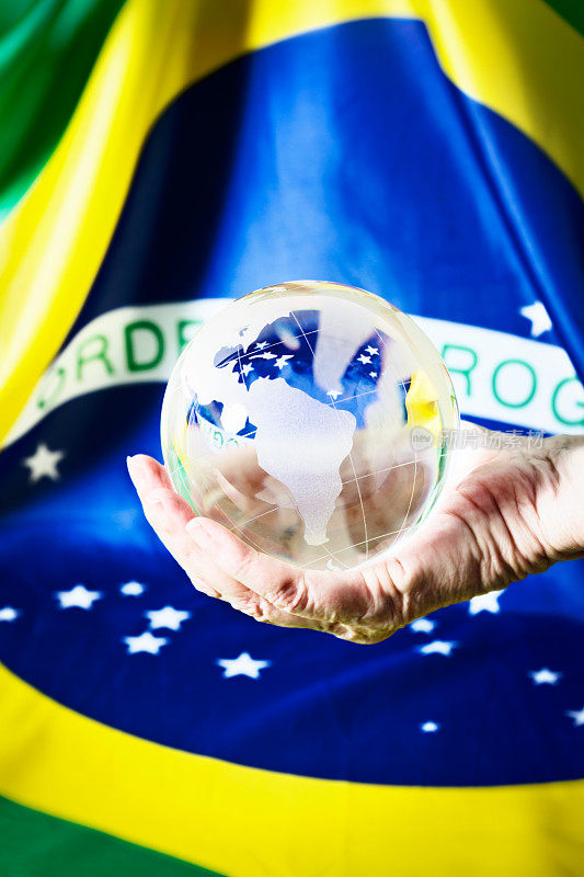 预测巴西的未来:手握水晶球的旗帜