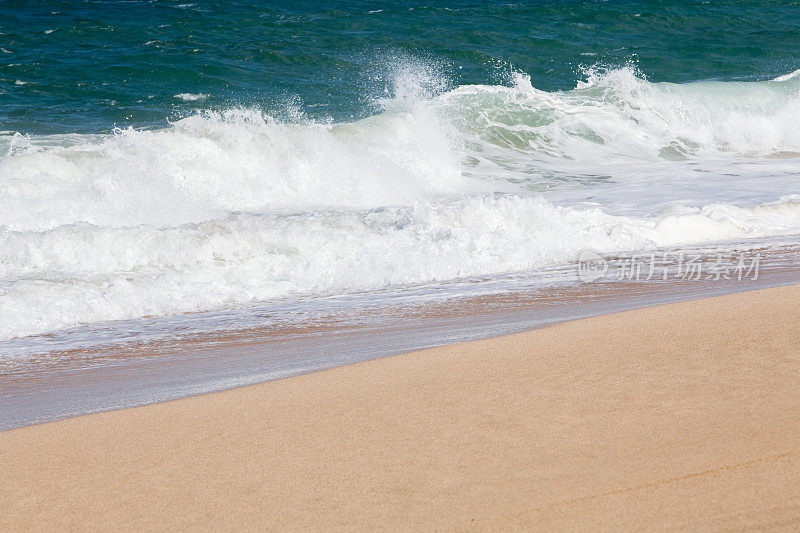 波浪冲击着夏威夷海滩的海岸线