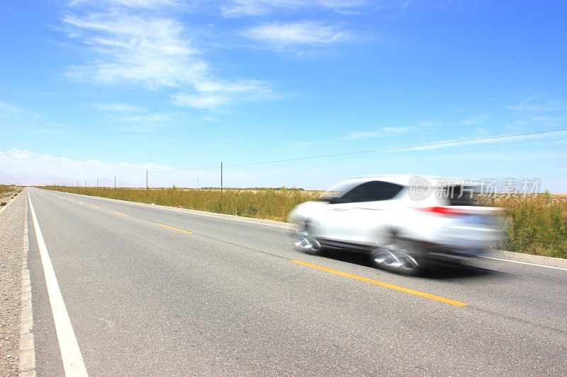 道路上模糊的汽车