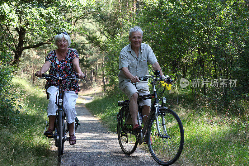 老年情侣一起骑自行车