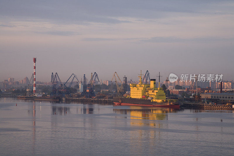 一艘俄罗斯船停靠在俄罗斯圣彼得堡港