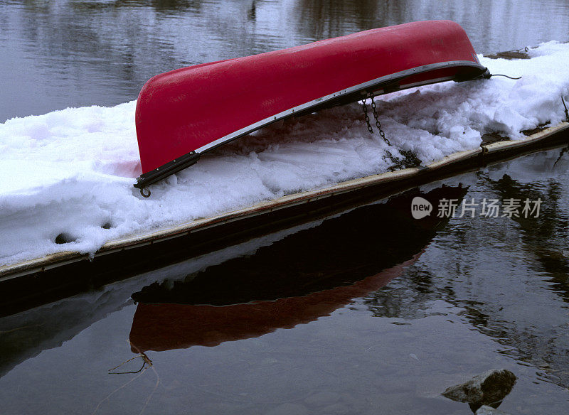 独木舟因冬天下雪而停泊