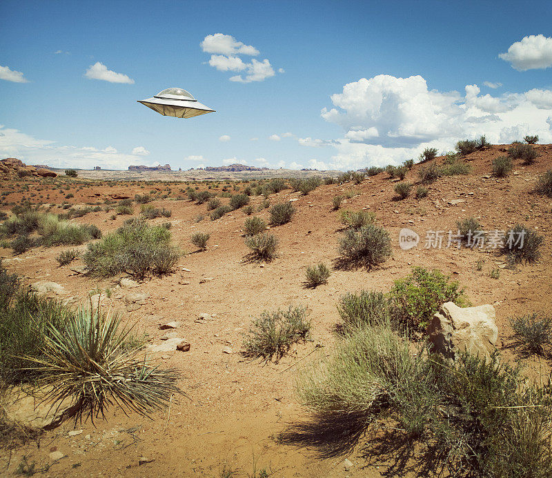 UFO飞越沙漠